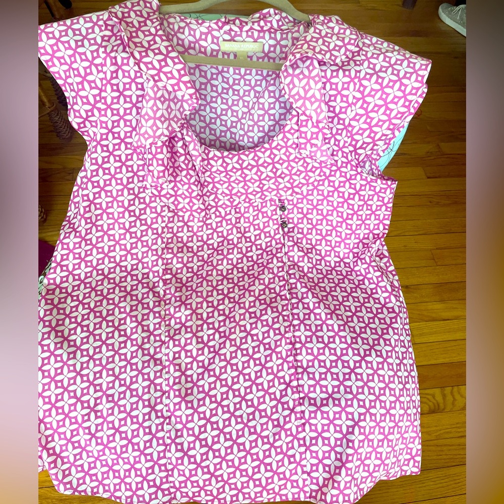 Banana Republic Pink Patterned Women's Pull Over sleeveless blouse.  Size XL